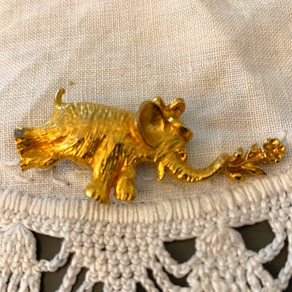 Vintage Elephant Brooch Holding Flower - Picture 1 of 3